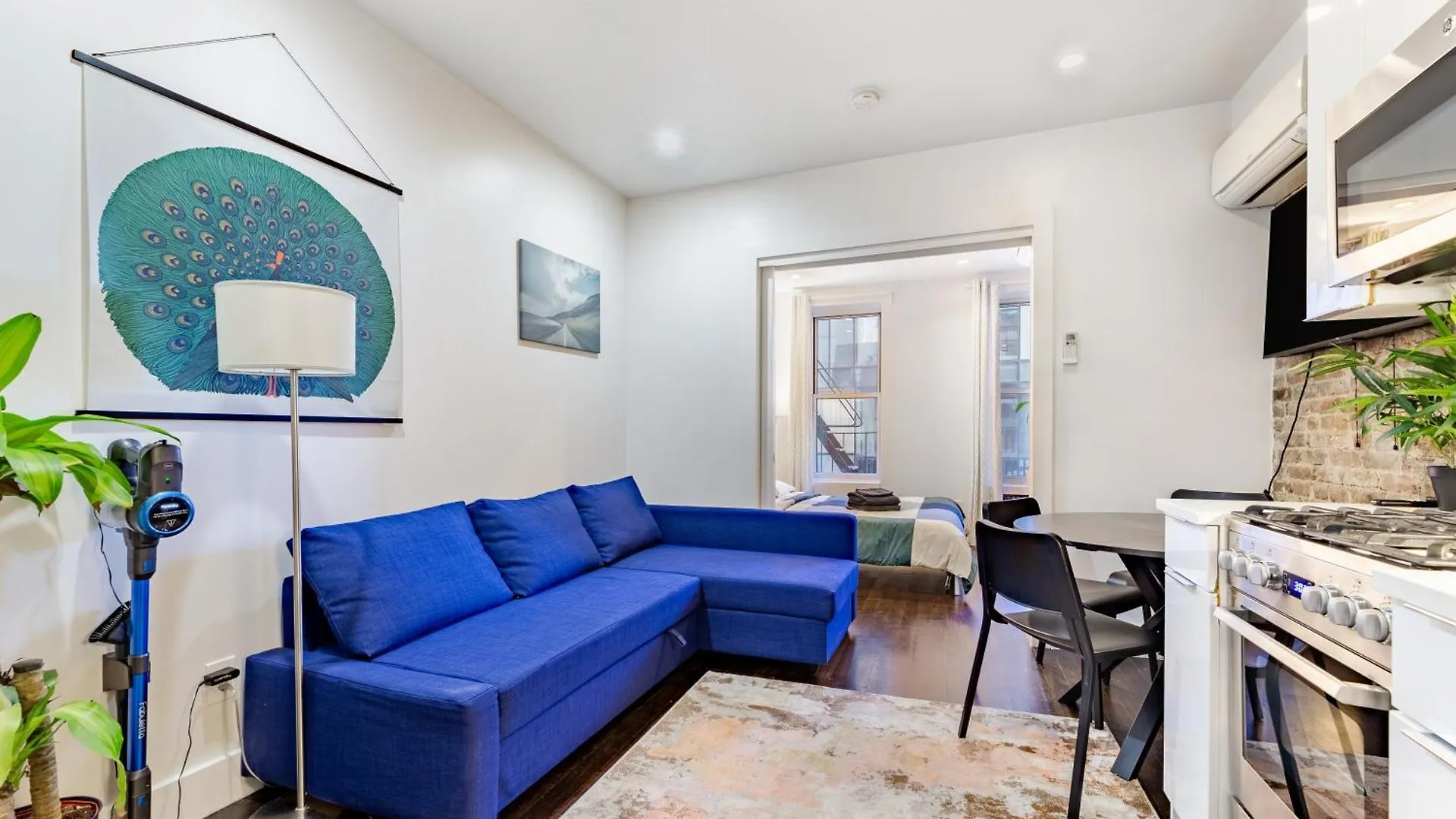 2 Bedroom Luxury Unit In The Heart Of Manhattan contacts